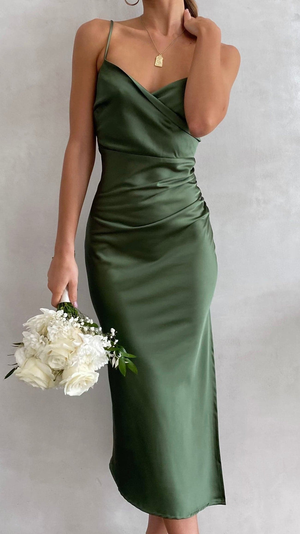 Vestido de noche midi con tirantes finos y diseño plisado elegante