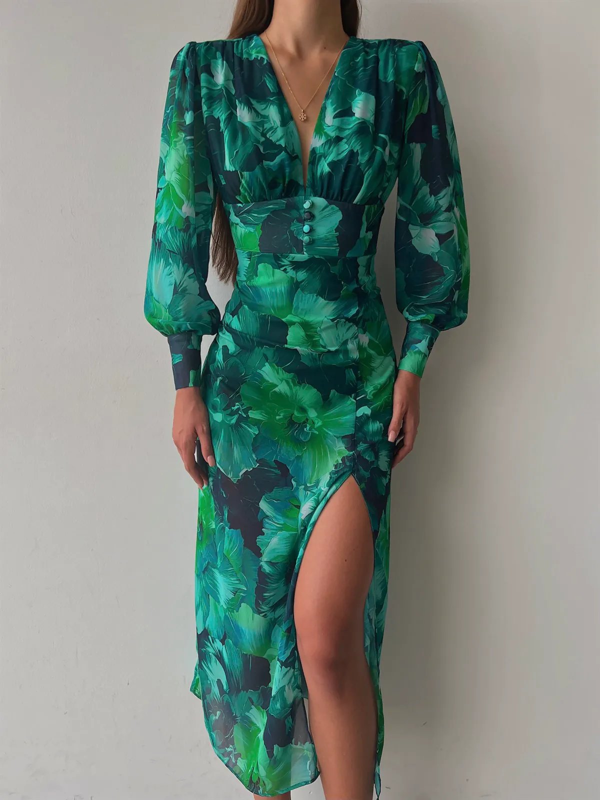 Vestido midi elegante con mangas largas abullonadas y escote en V profundo