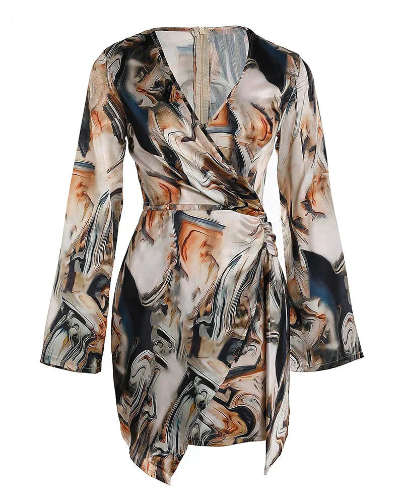 Vestido corto moderno con estampado abstracto de mármol y mangas largas