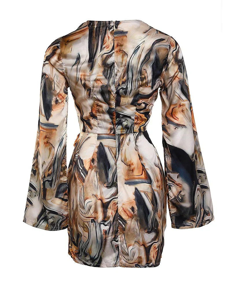 Vestido corto moderno con estampado abstracto de mármol y mangas largas