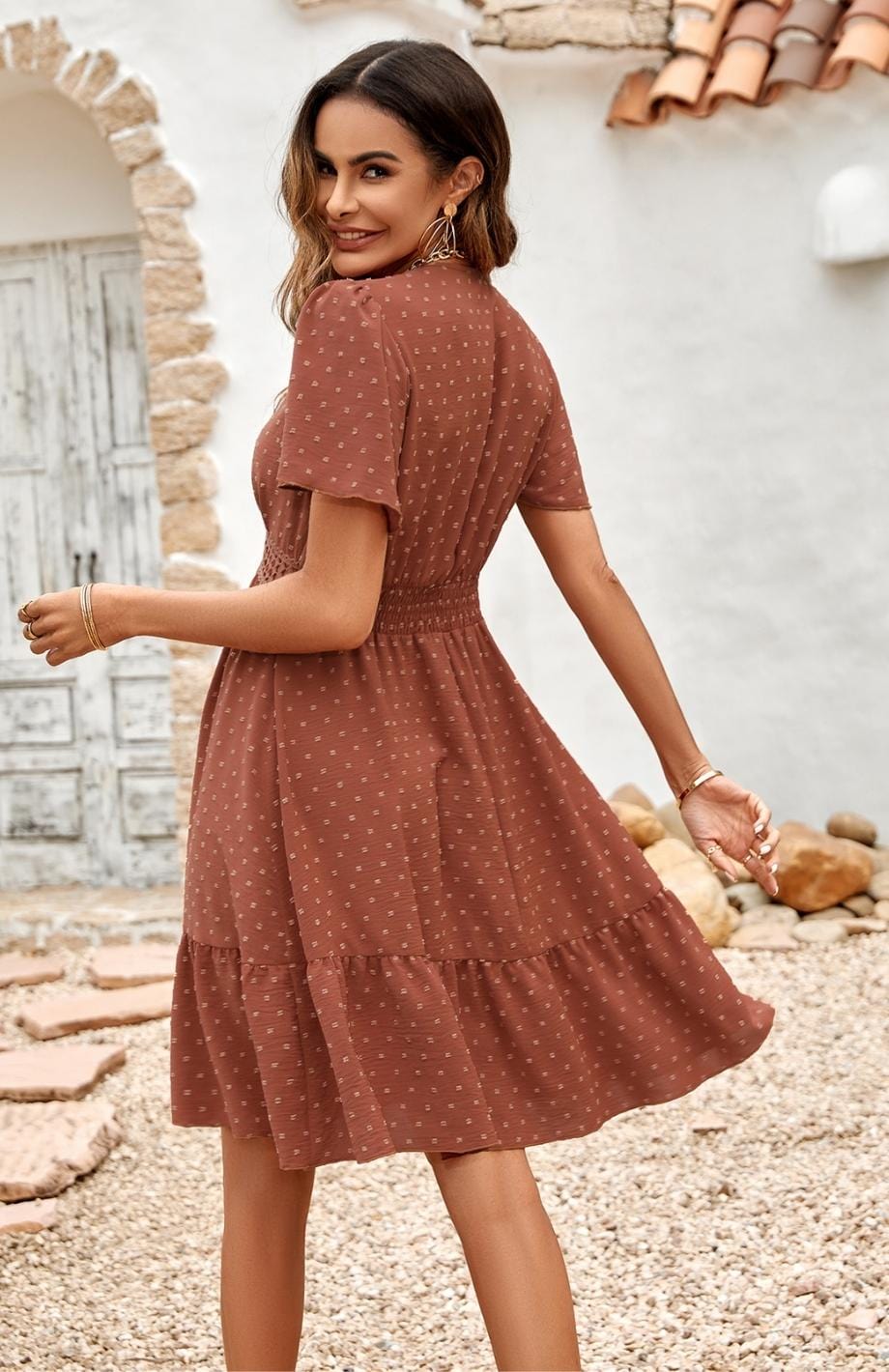 Vestido bohemio para invitada de boda con estilo campestre elegante