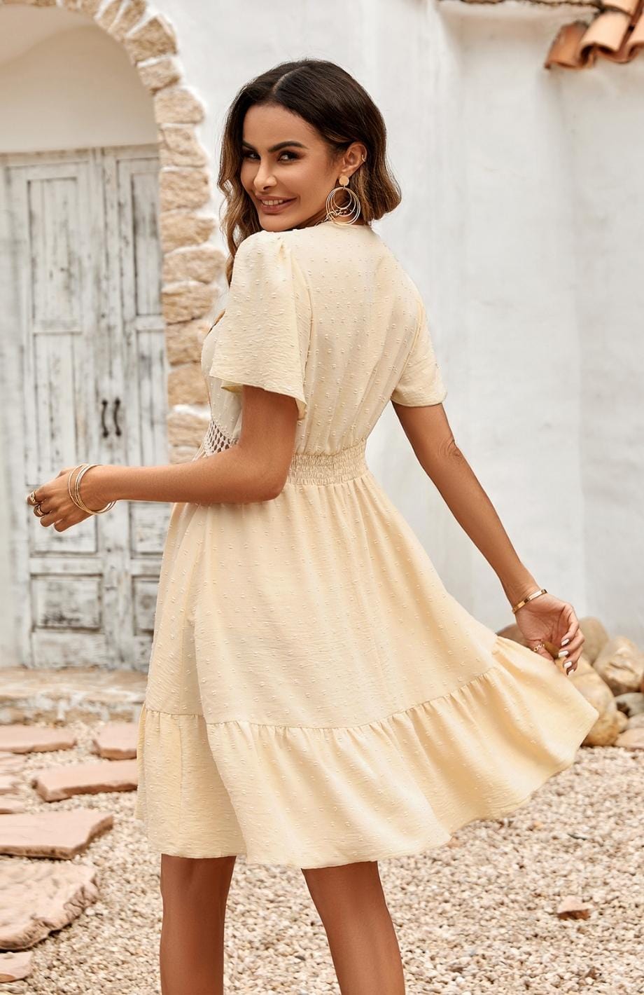 Vestido bohemio para invitada de boda con estilo campestre elegante