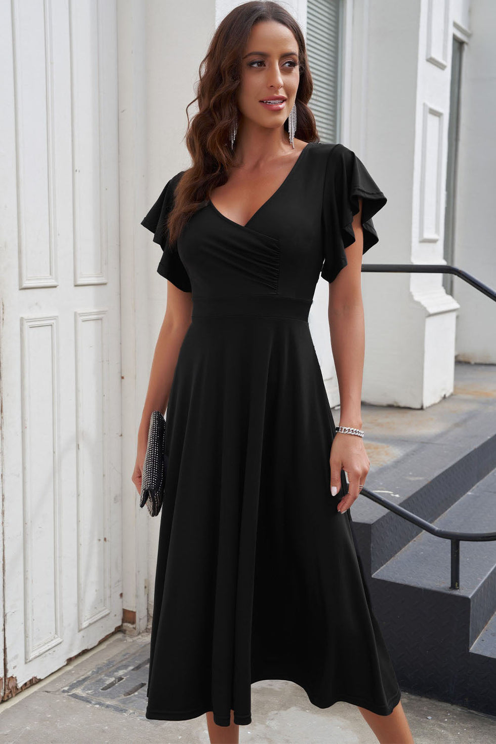 Vestido midi cruzado con mangas con volantes y escote en V ideal para ocasiones elegantes