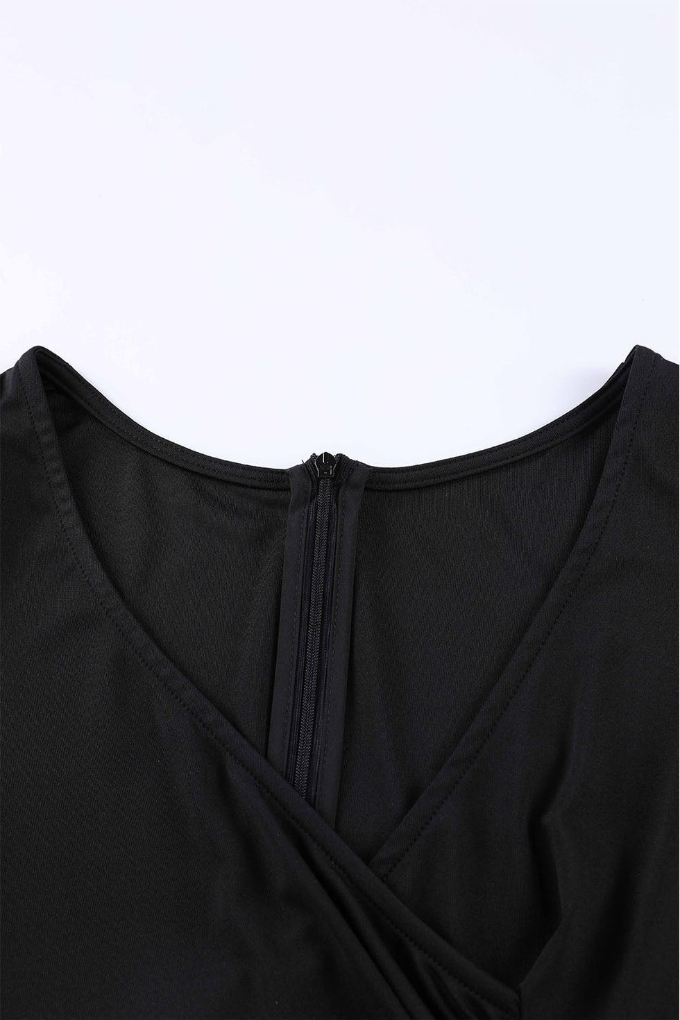Vestido midi cruzado con mangas con volantes y escote en V ideal para ocasiones elegantes