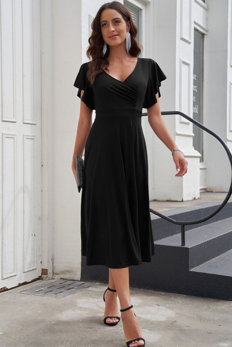 Vestido midi cruzado con mangas con volantes y escote en V ideal para ocasiones elegantes