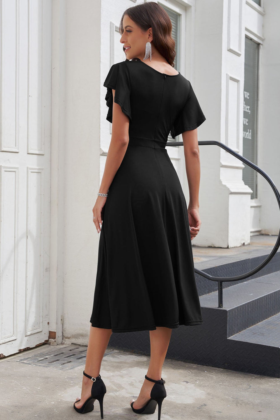 Vestido midi cruzado con mangas con volantes y escote en V ideal para ocasiones elegantes
