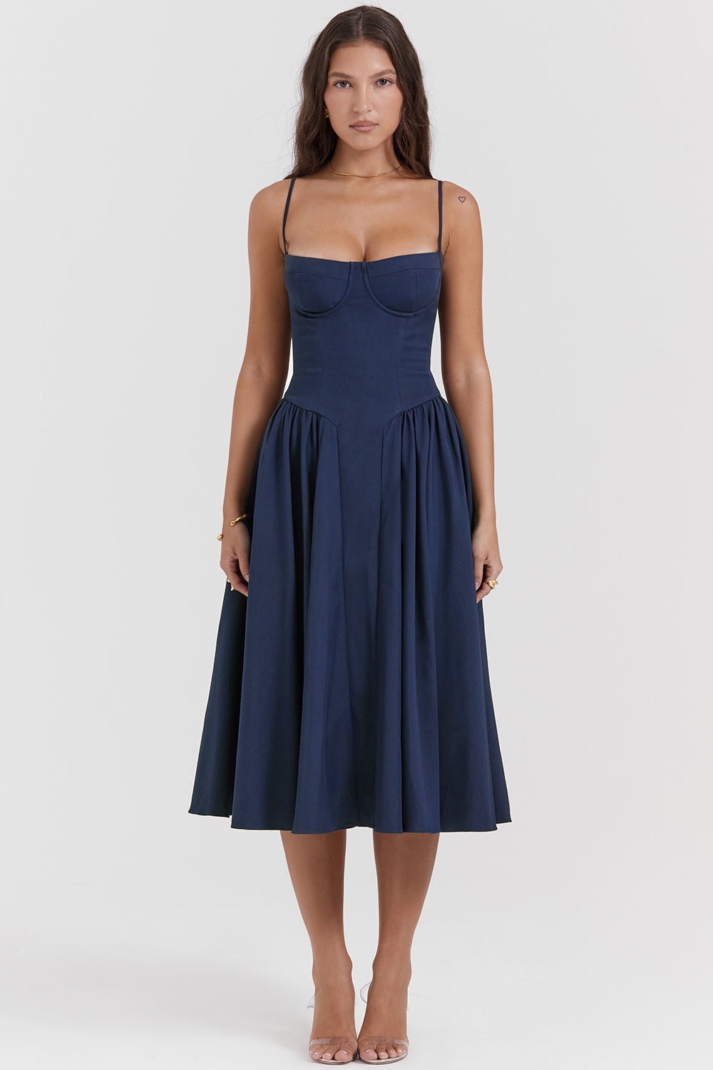 Vestido midi estilo corsé con tirantes finos y silueta elegante