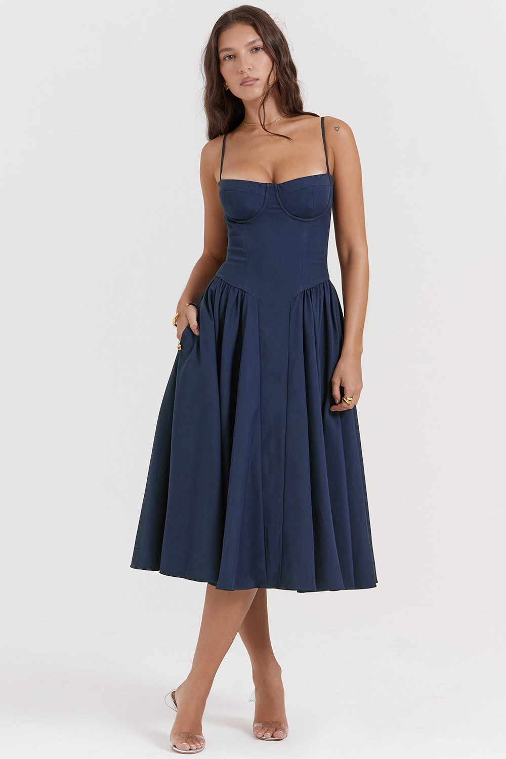 Vestido midi estilo corsé con tirantes finos y silueta elegante