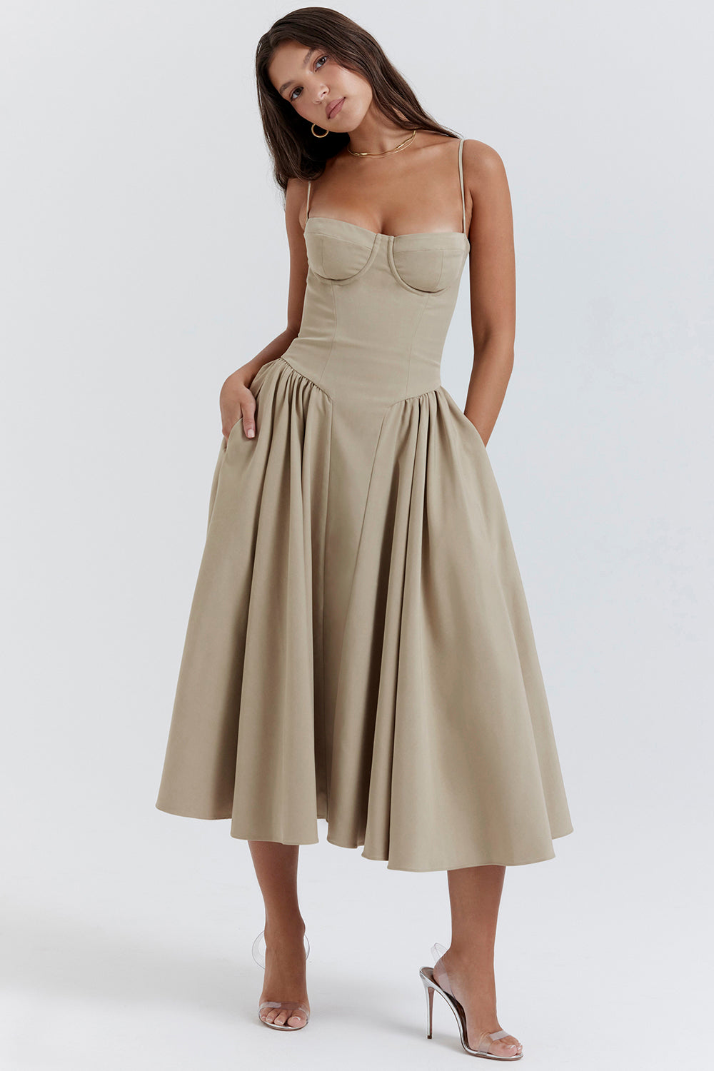 Vestido midi estilo corsé con tirantes finos y silueta elegante
