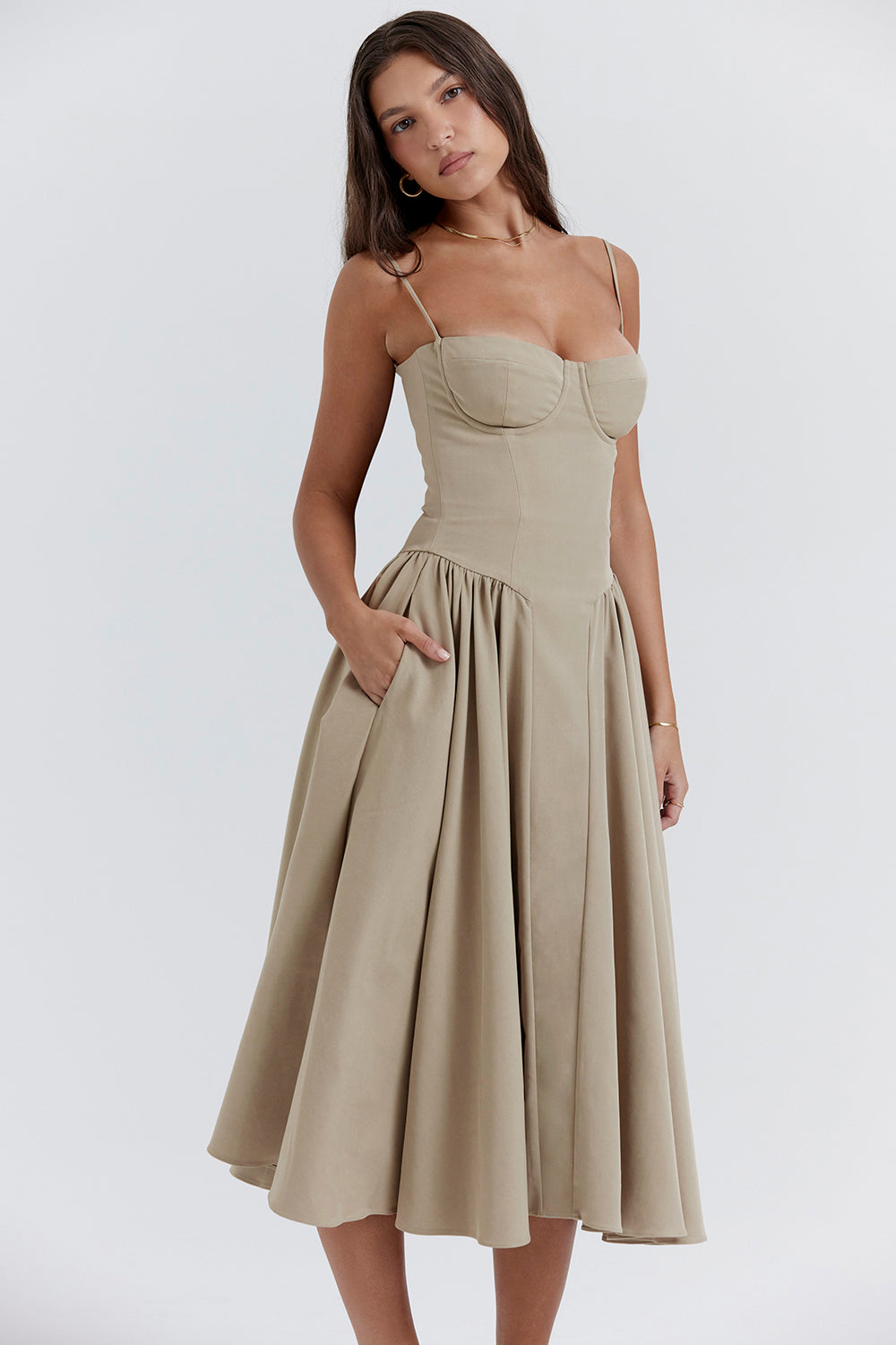 Vestido midi estilo corsé con tirantes finos y silueta elegante