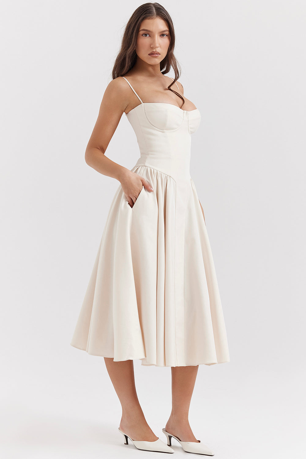 Vestido midi estilo corsé con tirantes finos y silueta elegante