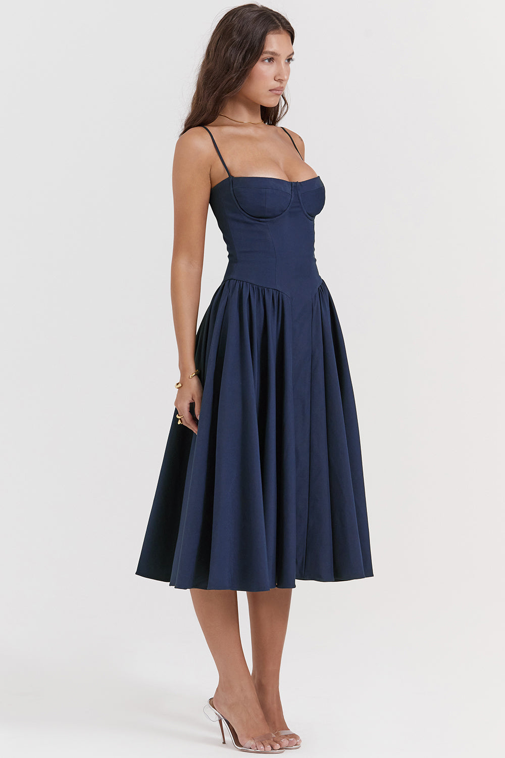 Vestido midi estilo corsé con tirantes finos y silueta elegante