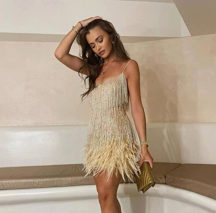 Vestido mini de cóctel con tirantes y diseño elegante