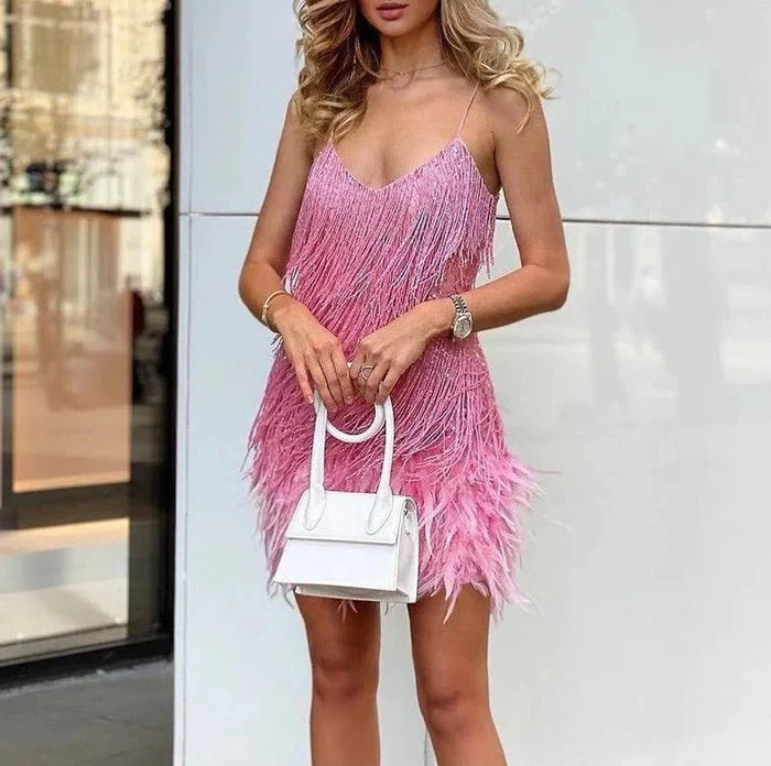 Vestido mini de cóctel con tirantes y diseño elegante