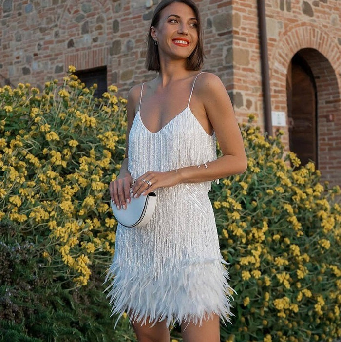 Vestido mini de cóctel con tirantes y diseño elegante