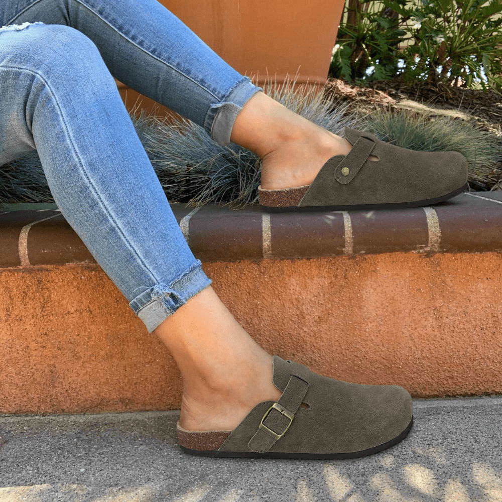 Zuecos modernos para mujer con diseño actual y estilo versátil