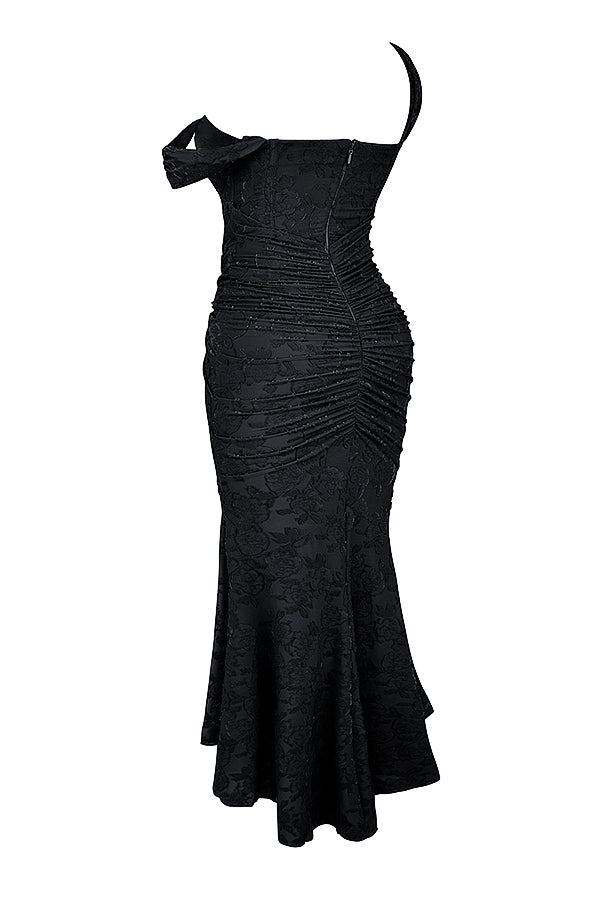 Vestido largo elegante y sofisticado con falda asimétrica y tirantes ajustables