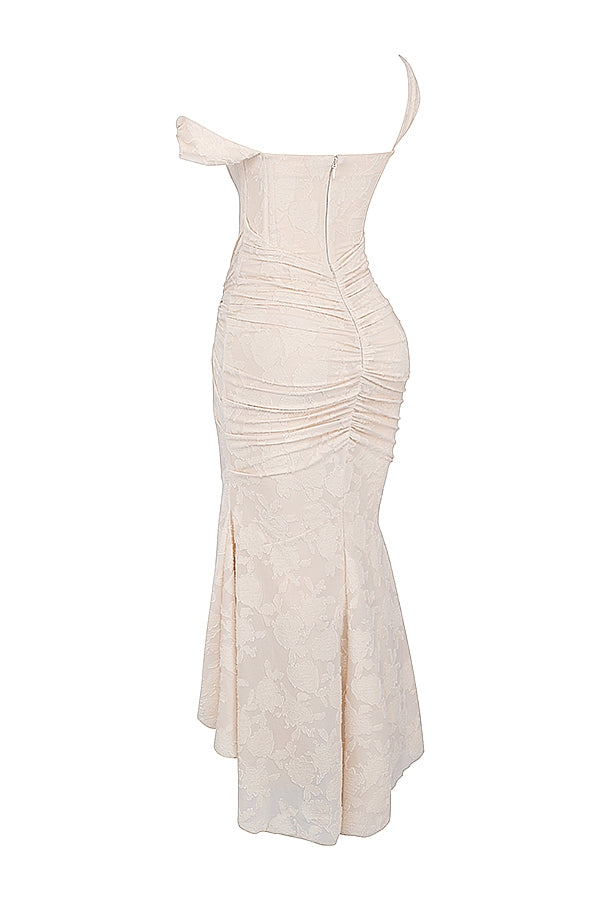 Vestido largo elegante y sofisticado con falda asimétrica y tirantes ajustables