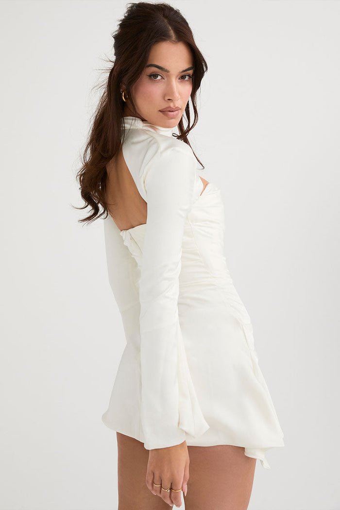 Vestido corto de fiesta con cuello alto mangas largas y aberturas elegantes