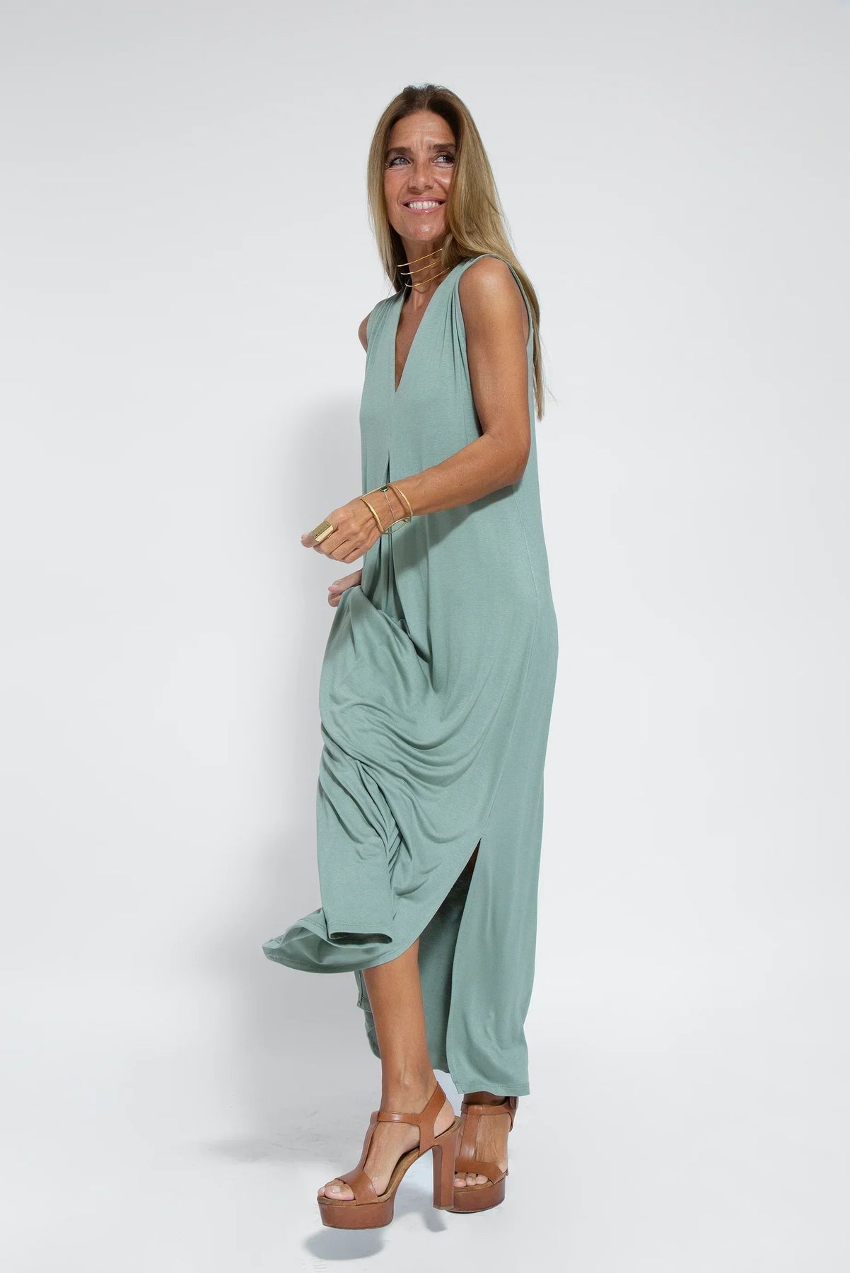 Conjunto elegante de chaleco y vestido largo para un mira sofisticado