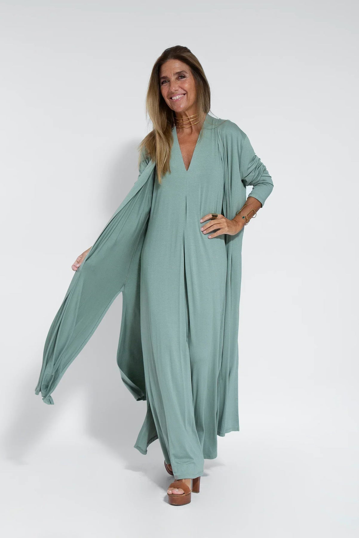 Conjunto elegante de chaleco y vestido largo para un mira sofisticado