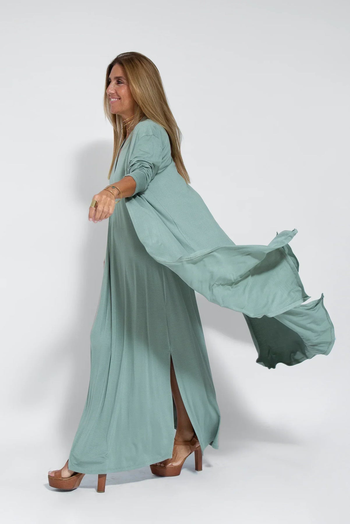 Conjunto elegante de chaleco y vestido largo para un mira sofisticado