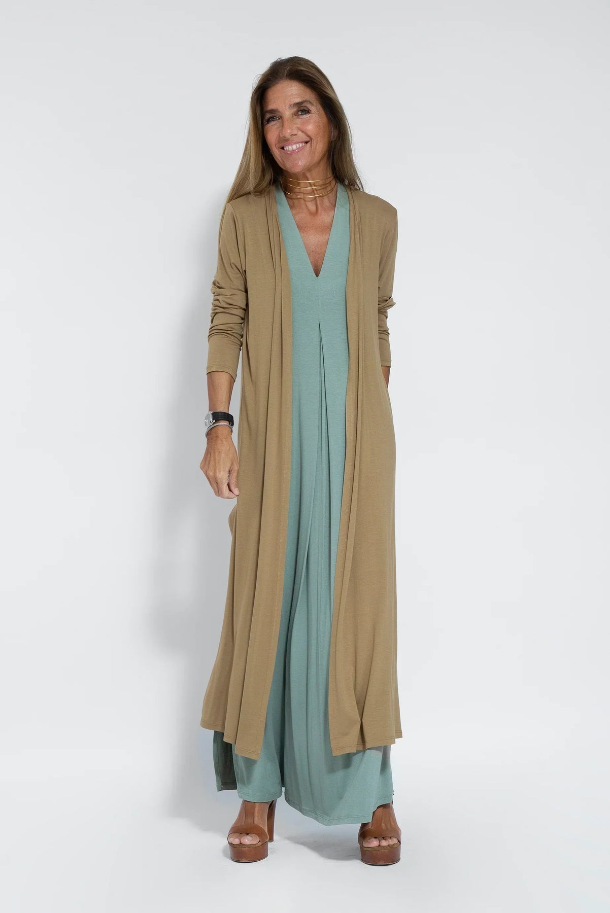 Conjunto elegante de chaleco y vestido largo para un mira sofisticado