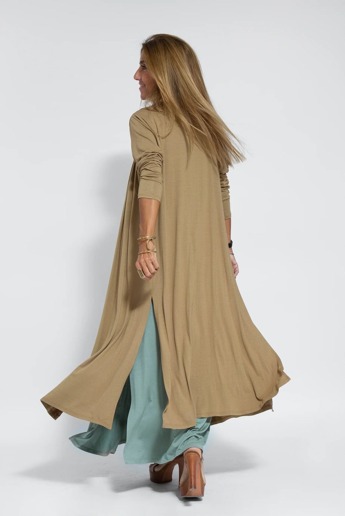 Conjunto elegante de chaleco y vestido largo para un mira sofisticado
