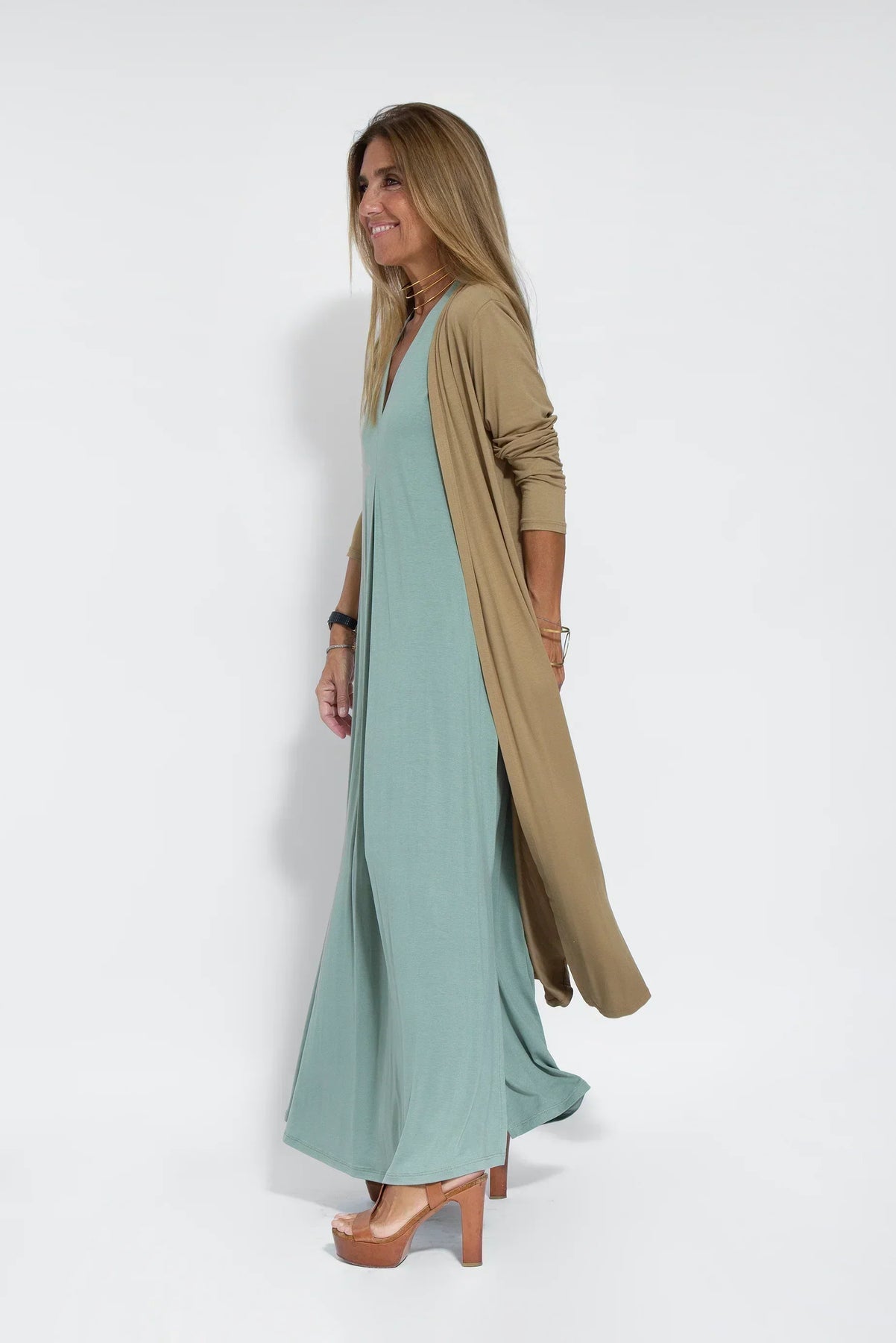 Conjunto elegante de chaleco y vestido largo para un mira sofisticado