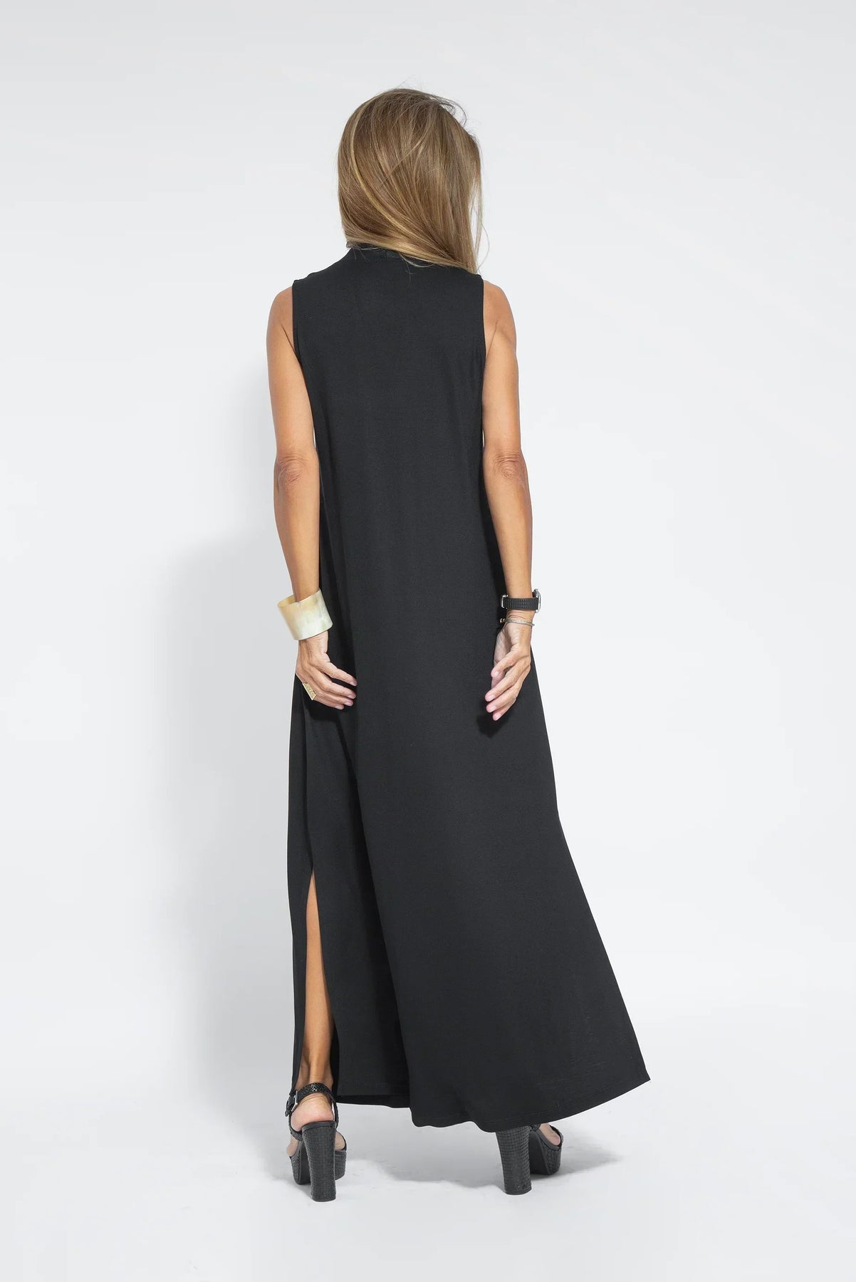 Conjunto elegante de chaleco y vestido largo para un mira sofisticado