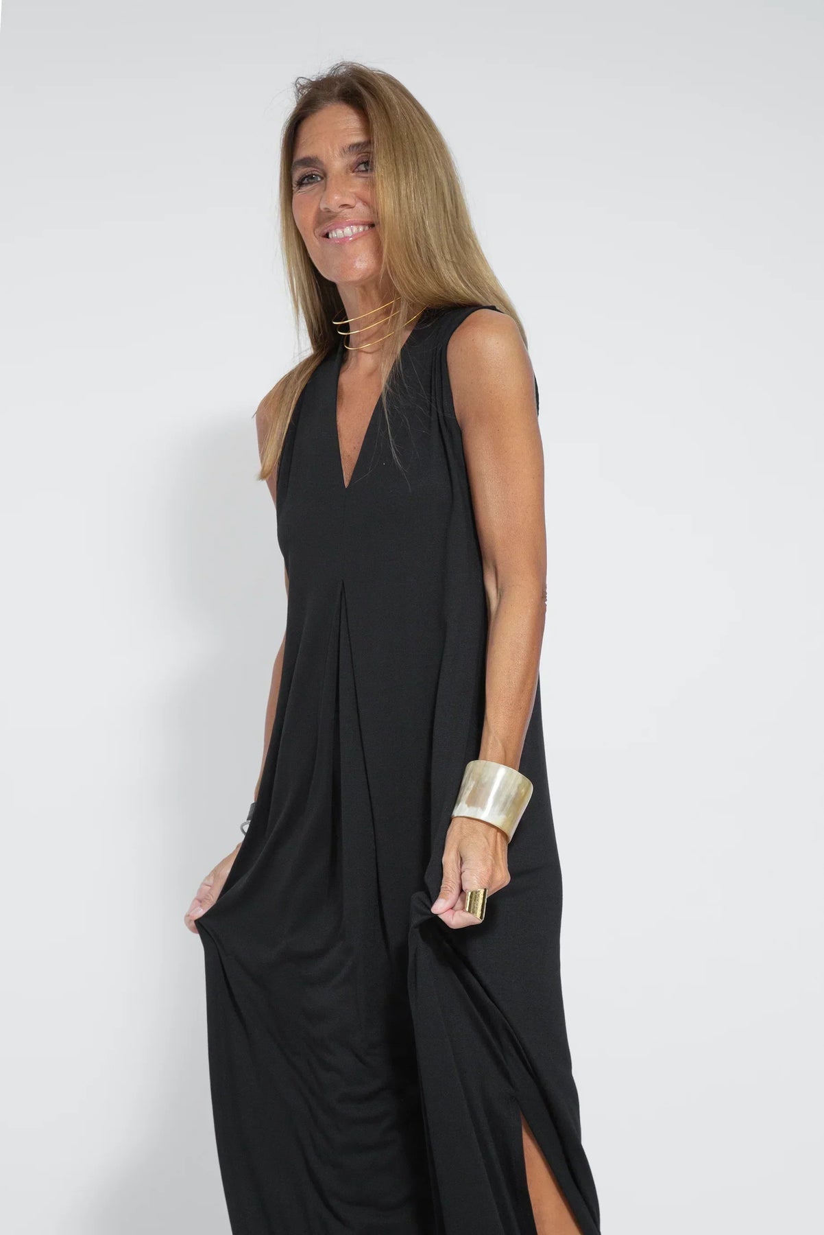 Conjunto elegante de chaleco y vestido largo para un mira sofisticado