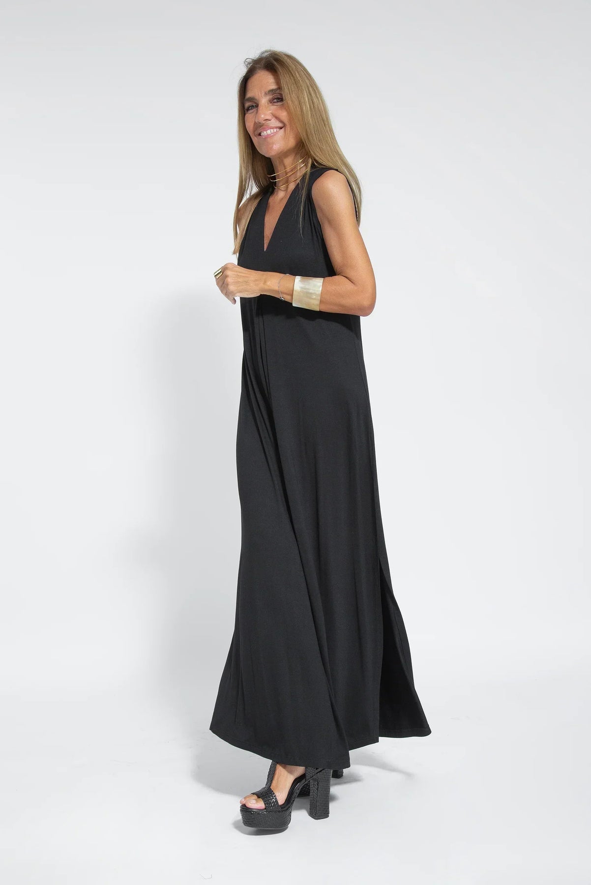 Conjunto elegante de chaleco y vestido largo para un mira sofisticado