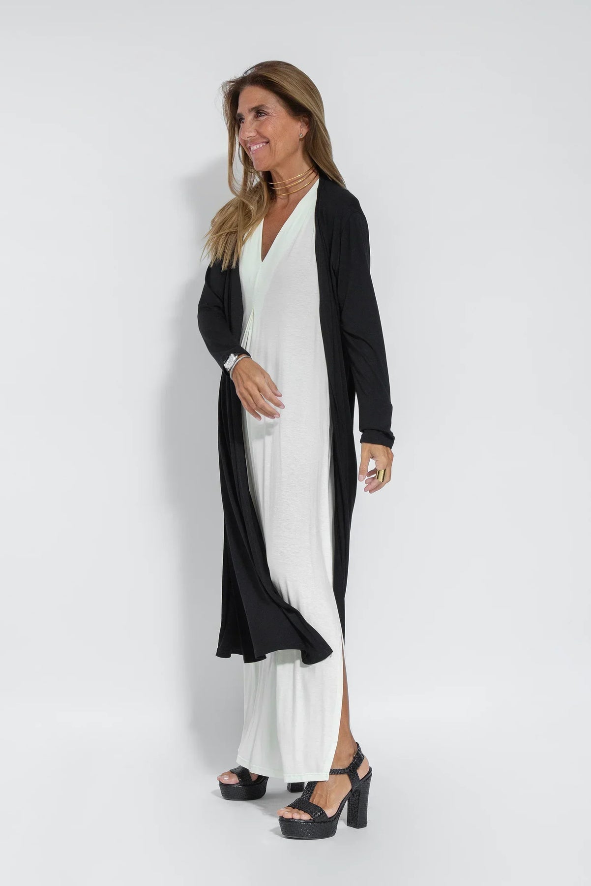 Conjunto elegante de chaleco y vestido largo para un mira sofisticado