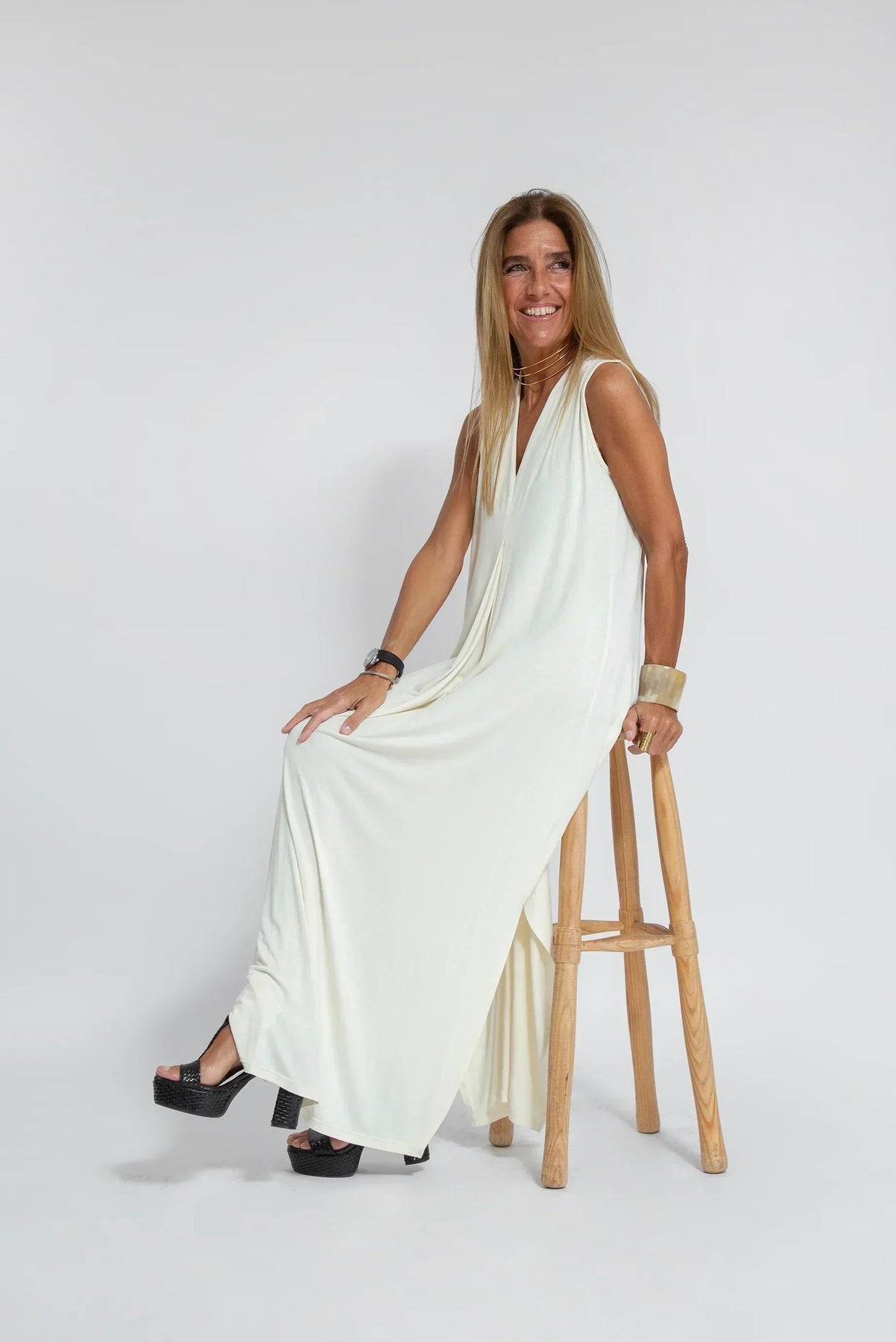 Conjunto elegante de chaleco y vestido largo para un mira sofisticado