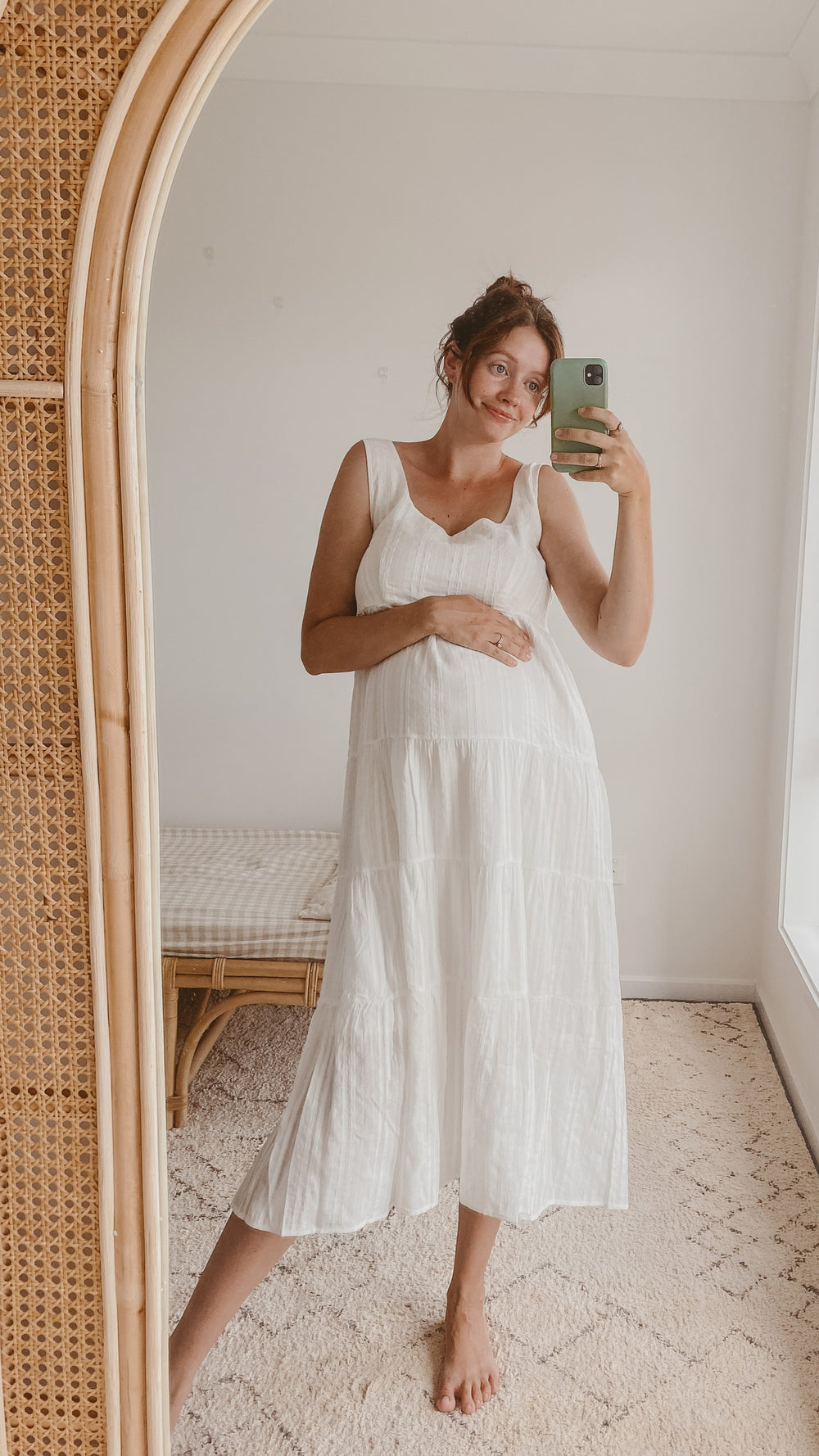 Vestido midi moderno y ligero con tirantes anchos y diseño elegante