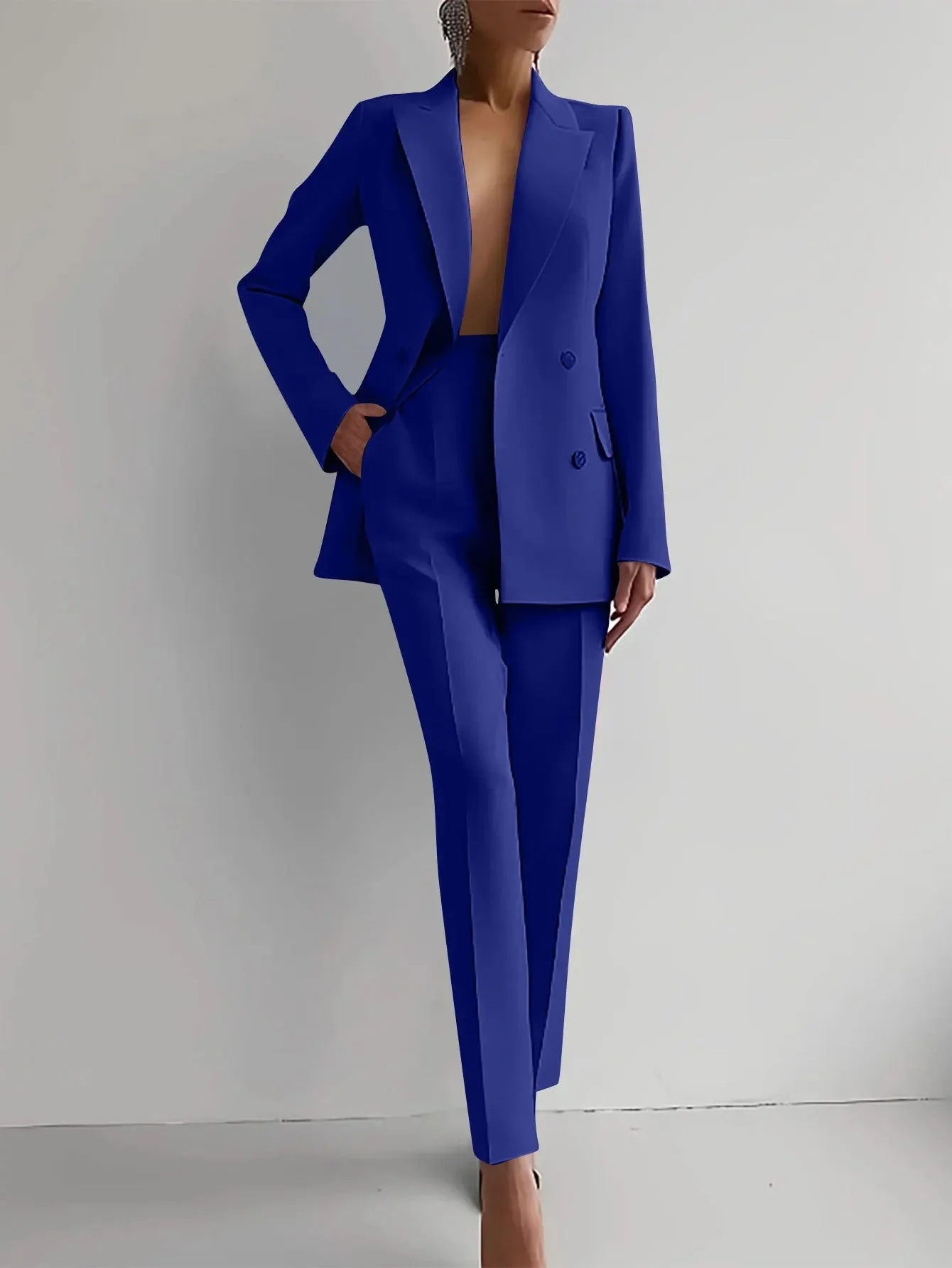 Conjunto femenino elegante de chaqueta y pantalón para ocasiones formales