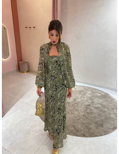 Vestido largo sin tirantes con capa de mangas largas sobre los hombros ideal para un mira elegante