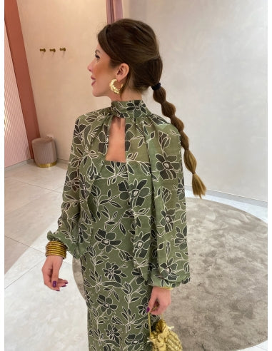 Vestido largo sin tirantes con capa de mangas largas sobre los hombros ideal para un mira elegante