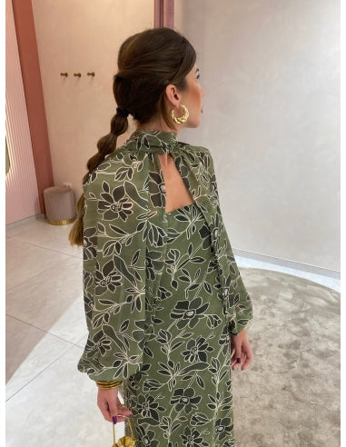 Vestido largo sin tirantes con capa de mangas largas sobre los hombros ideal para un mira elegante