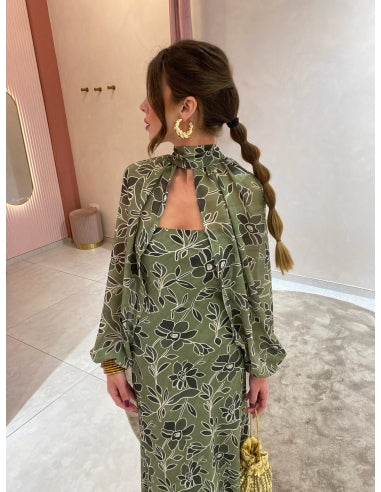 Vestido largo sin tirantes con capa de mangas largas sobre los hombros ideal para un mira elegante