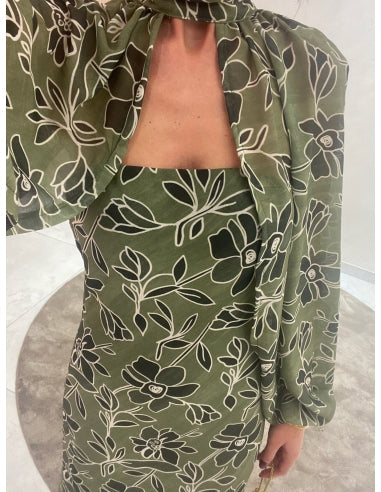 Vestido largo sin tirantes con capa de mangas largas sobre los hombros ideal para un mira elegante