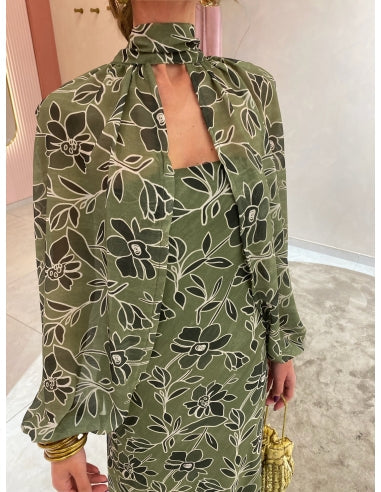 Vestido largo sin tirantes con capa de mangas largas sobre los hombros ideal para un mira elegante