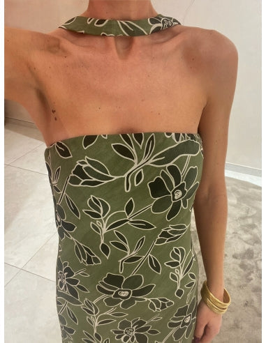 Vestido largo sin tirantes con capa de mangas largas sobre los hombros ideal para un mira elegante