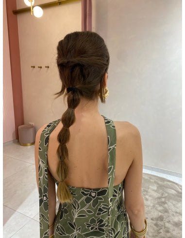 Vestido largo sin tirantes con capa de mangas largas sobre los hombros ideal para un mira elegante
