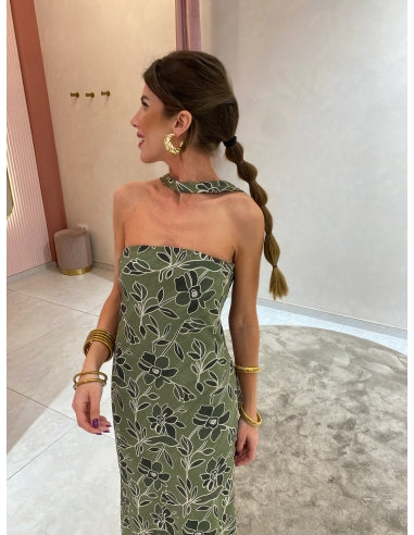 Vestido largo sin tirantes con capa de mangas largas sobre los hombros ideal para un mira elegante