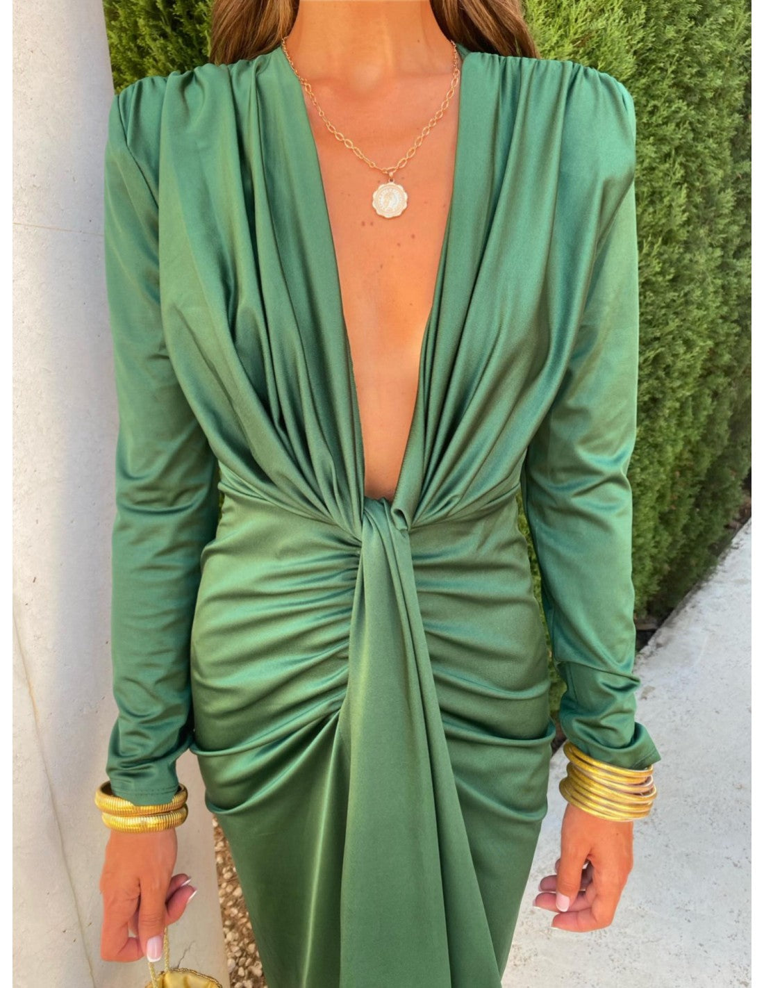 Vestido largo elegante para mujer con escote profundo y mangas largas ideal para la noche