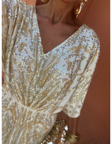Vestido largo moderno y elegante con mangas amplias ideal para cualquier ocasión