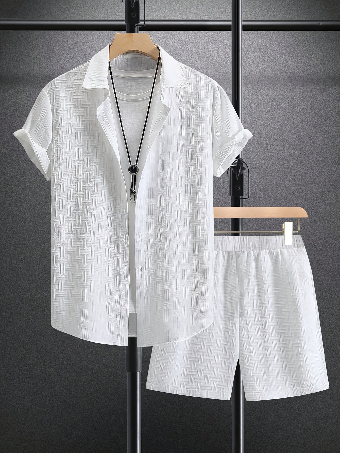 Conjunto de verano para hombre con camisa de manga corta abotonada y pantalones cortos ideal para un estilo casual