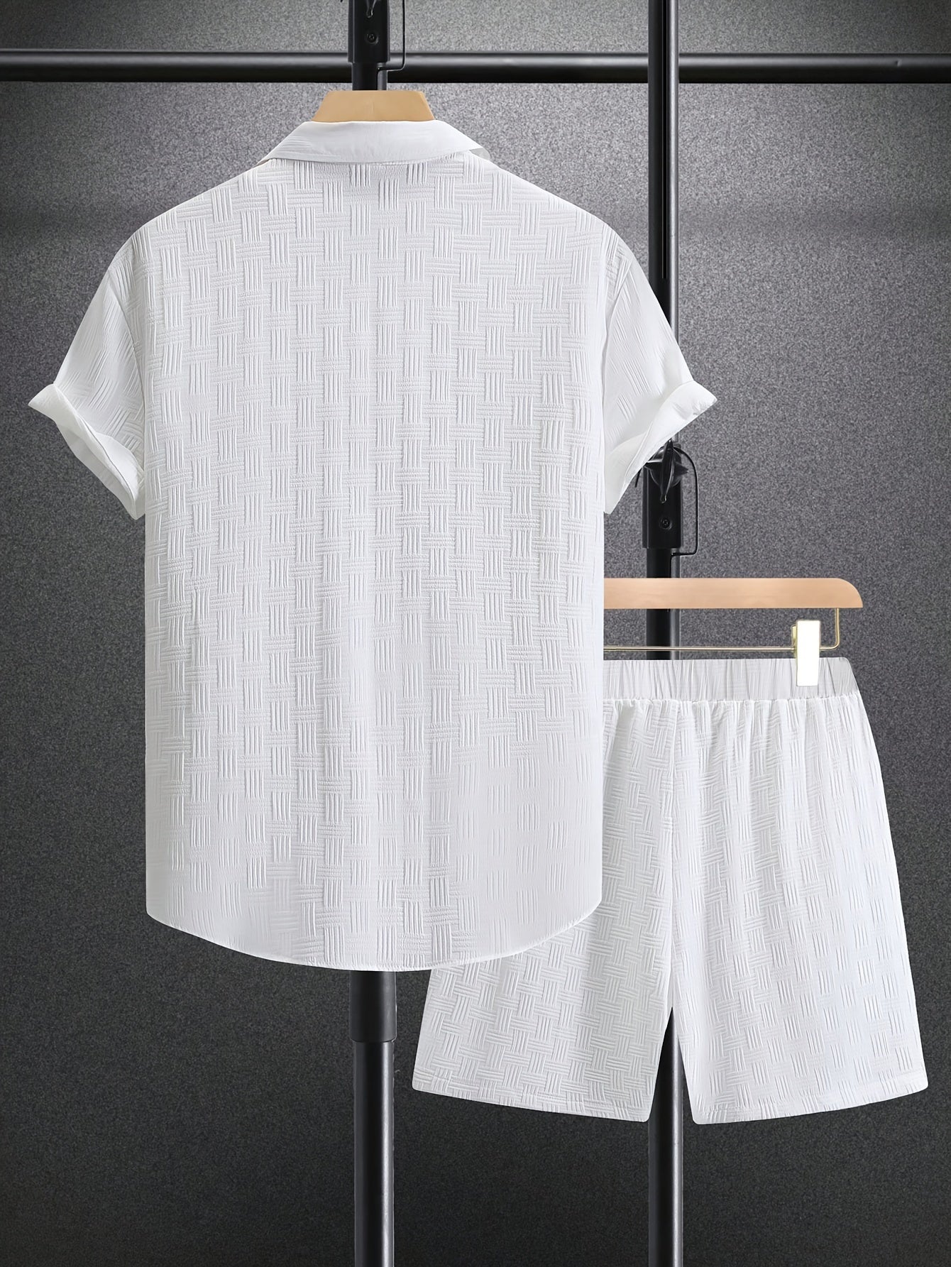 Conjunto de verano para hombre con camisa de manga corta abotonada y pantalones cortos ideal para un estilo casual
