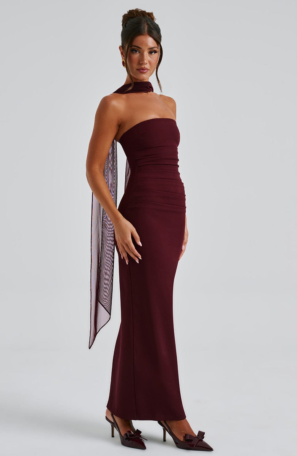 Vestido largo elegante sin tirantes con pañuelo incorporado